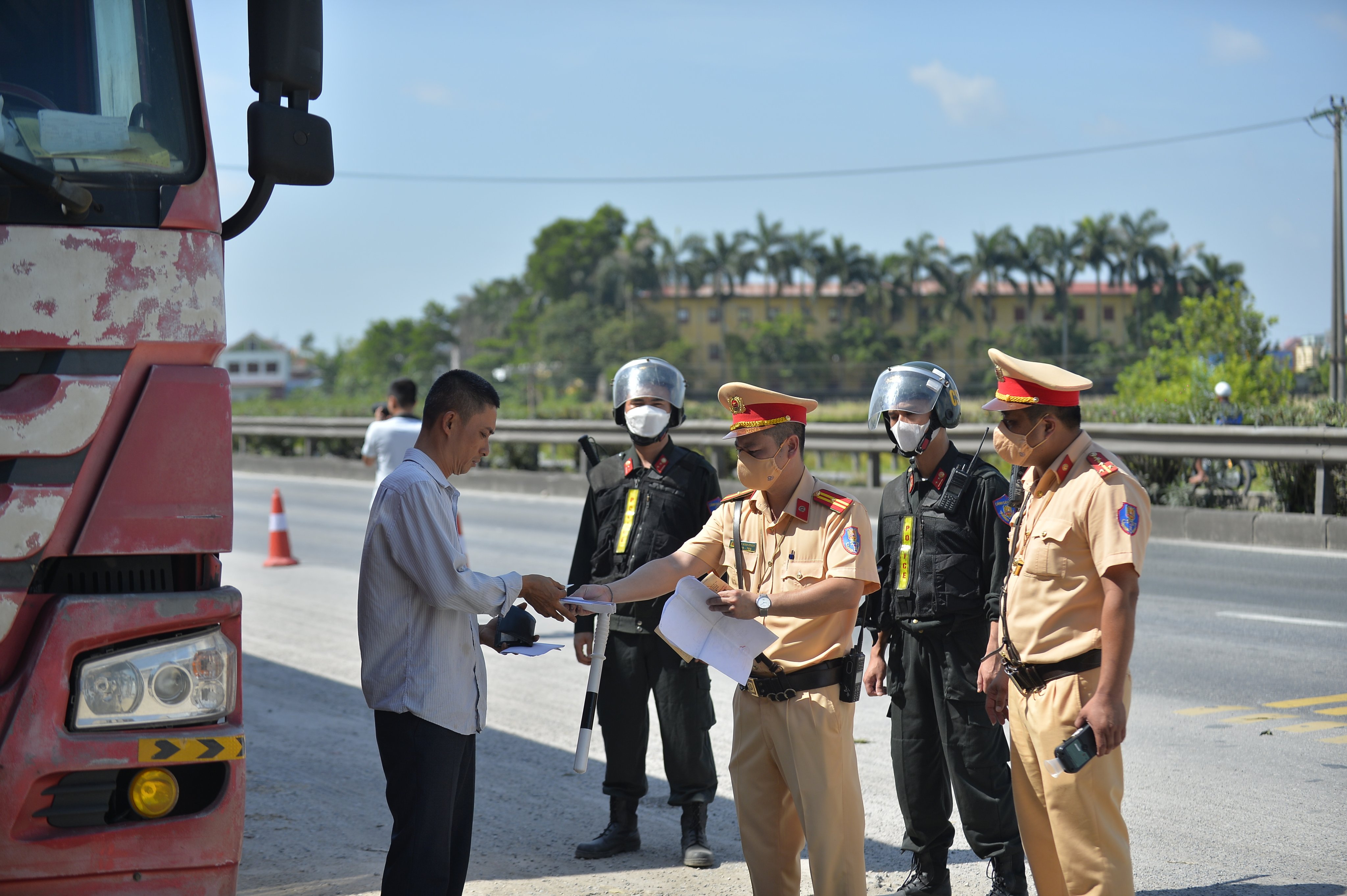 Thực hiện cao điểm kiểm tra, xử lý các hành vi vi phạm trật tự, an toàn giao thông